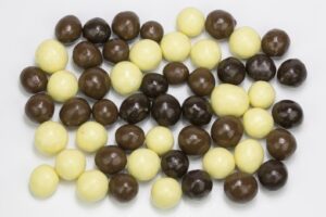 Chocolade hazelnootballen m/p/w 1 kg.