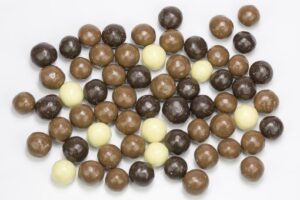 Chocolade rijstbollen gemengd 1 kg.